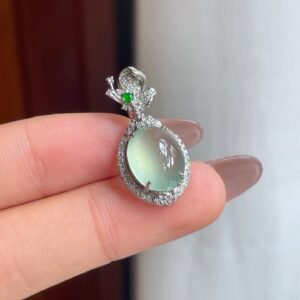 18k金钻镶冰种晴底翡翠吊坠