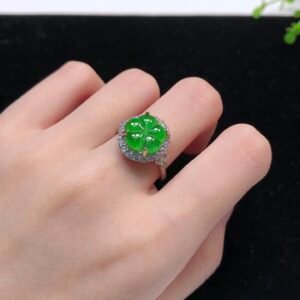 翡翠绿花朵戒指
